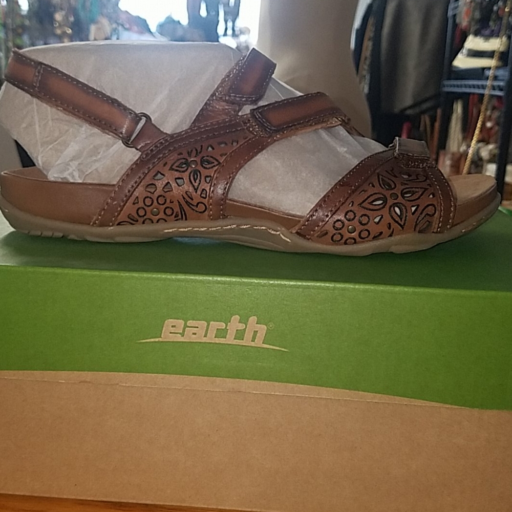 Earth Brands Maui Sandal Brown 9.5 NIB